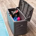 EDA Malle de jardin Gris anthracite SERENA 310 L
Cadenassable avec roulettes - anti étouffement - anti UV
Produit à monter sans outils
Dim.121 x 55 x 66 cm image 6