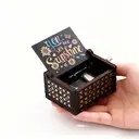 Alphynix Boîte à musique à manivelle vintage, 1 pièce, avec feuille musicale de « You Are My Sunshine » offerte, gravures de papillon et de motifs floraux, souvenir sentimental image 1