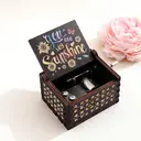 Alphynix Boîte à musique à manivelle vintage, 1 pièce, avec feuille musicale de « You Are My Sunshine » offerte, gravures de papillon et de motifs floraux, souvenir sentimental image 2