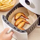 ochama x J.ZAO Papier pour Friteuse à Air - 100 Feuilles de Papier Cuisson Jetable, Résistant à la Chaleur, Qualité Alimentaire, Essentiel pour Friture à Air, Cuisson et Conservation - Accessoires de Cuisine - 1 Pack de 100 pièces image 2