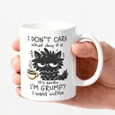 Alphynix 1 Mug blanc 33cl avec "Je me fiche du jour qu'il est" Grumpy Cat & citation café, cadeau humour matinal relatable pour Noël ou Thanksgiving,Le cadeau de la saint-valentin, cadeau d’anniversaire image 2