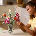 LEGO Botanicals 10342 Le joli bouquet de fleurs roses image 5