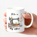 Alphynix 1 Mug blanc 33cl avec jeu de mots "JE SERAI DANS MON atelier" & articles de couture détaillés, cadeau de Noël ou Thanksgiving fantaisiste pour artisans créatifs,Le cadeau de la saint-valentin, cadeau d’anniversaire image 2