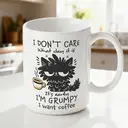 Alphynix 1 Mug blanc 33cl avec "Je me fiche du jour qu'il est" Grumpy Cat & citation café, cadeau humour matinal relatable pour Noël ou Thanksgiving,Le cadeau de la saint-valentin, cadeau d’anniversaire image 1