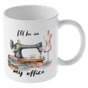 Alphynix 1 Mug blanc 33cl avec jeu de mots "JE SERAI DANS MON atelier" & articles de couture détaillés, cadeau de Noël ou Thanksgiving fantaisiste pour artisans créatifs,Le cadeau de la saint-valentin, cadeau d’anniversaire image 3