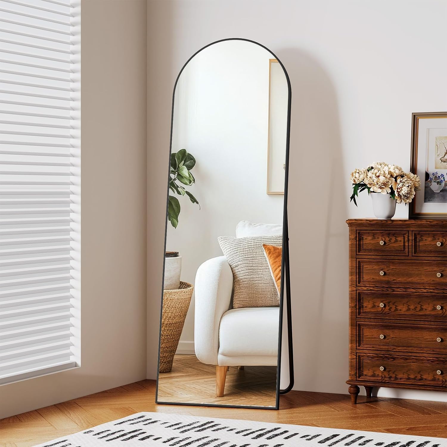 Gebogenes Standspiegel 150x50 cm, Ganzkörperspiegel, mit Aluminiumrahmen, stehend oder hängend, für Wohnzimmer, Schlafzimmer, Eingangsbereich | Standspiegel