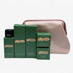 LA MER Reise-Pflegeset (The Essence Foaming Cleanser 30 ml + The Hydrating Infused Emulsion 5 ml + Crème de la Mer 7 ml + The Concentrated Recovery Cream 7 ml + The Treatment Lotion 15 ml + The Eye Concentrate 3 ml, mit pinkfarbenem Kosmetiktäschchen)