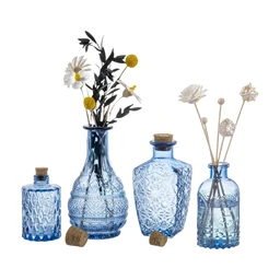MyGift Kleine blaue Glasflaschen mit Schilfrohr, Vintage-Stil, geprägt, Blumenvasen mit Korkdeckel, verschiedene Designs und Größen, 4 Stück