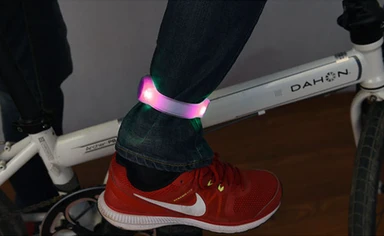 Bande de course LED 18cm 

Bracelet de course réfléchissant ajustable en silicone avec LED, étanche et lumineux dans le noir pour la course à pied