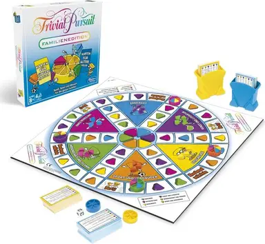 Hasbro Trivial Pursuit Family Edition, classic game for the whole family with 2,400 new questions, quiz game