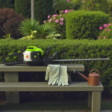 WALDMANN Hedge Trimmer HT262, Motor-Modell 1E34F-3EA, Hubraum 25,4 cm³, Nennleistung 0,7 kW/0,95 HP, Nenndrehzahl 7000 U/min, Kraftstoff-/Ölverhältnis 40:1, Kraftstofftankvolumen 320 ml, Scherenhubgeschwindigkeit (Schneidenhub) 1725 U/min, Schnittbreite 570 mm