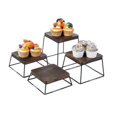 MyGift 15 cm quadratische Präsentationsständer für Lebensmittel, Set aus 4 Buffet-Ständern, Massivholz-Oberfläche in verbranntem Braun mit mattschwarzem Metallgestell, Desserttisch-Präsentation Cupcake-Ständer Set