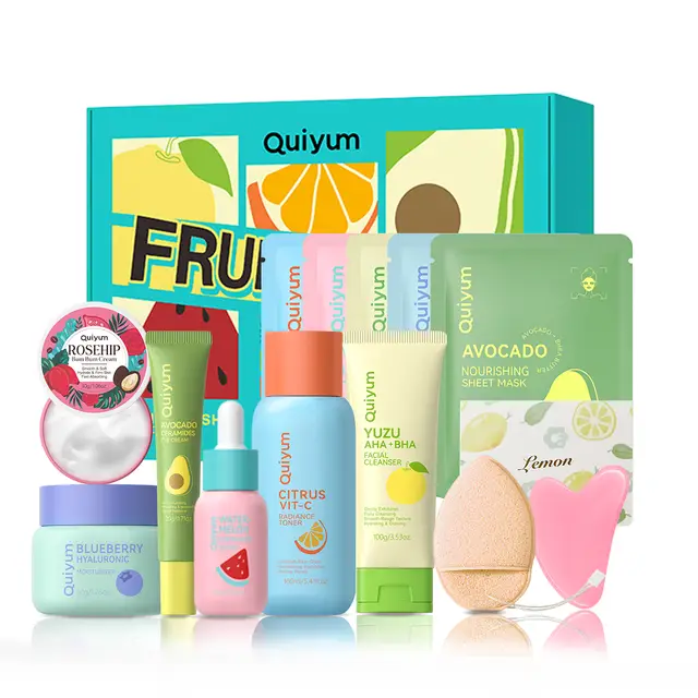 QUIYUM Weihnachts-/Neujahrsgeschenk Frucht-Hautpflege-Set (13-teilig) - Gesichtsreiniger 100 g, Gesichtswasser 160 ml, Augencreme 20 g, Serum 30 ml, Gesichtscreme 50 g, Windelausschlagcreme 30 g, Frucht-Gesichtsmaske 25 g × 5, mit Gesichtspflege-Schaber und Gesichtswaschschwamm