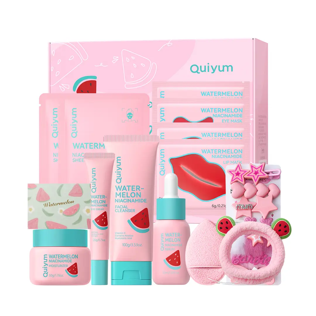 QUIYUM Coffret cadeau de Noël / Nouvel An de soins visage au melon (13 pièces) - Nettoyant visage 100 g, Sérum 30 ml, Crème contour des yeux 20 g, Crème visage 50 g, Masques pour le contour des yeux 6 g × 2, Masques pour les lèvres 6 g × 2, Masques visage 25 g × 2, avec élastique pour cheveux et éponge