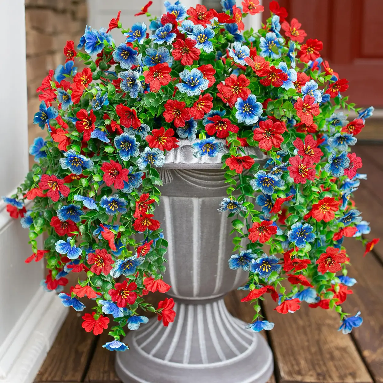 Yuejia 4 Stück 29,5 Zoll/75 cm künstliche hängende Blumen und Pflanzen für Außendekoration, künstliche Chrysanthemen und Veilchen mit Eukalyptus, realistische hängende Gänseblümchenranken für Hof-, Balkon- und Verandadekoration (Rot und Blau)