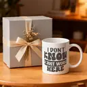 Alphynix 1 Mug blanc 33cl avec citation humour bureau "JE NE SAIS PAS, JE TRAVAILLE JUSTE ICI" en typographie grasse, cadeau de Noël ou Thanksgiving comédie travail relatable,Le cadeau de la saint-valentin, cadeau d’anniversaire image 4
