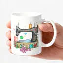 Alphynix 1 Mug blanc 33cl avec jeu de mots "JE SERAI DANS MON atelier" & design machine à coudre vintage, cadeau de Noël ou Thanksgiving fantaisiste pour artisans créatifs,Le cadeau de la saint-valentin, cadeau d’anniversaire image 2