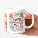 Alphynix 1 Mug Affirmation Quotidienne, 33cl céramique "Tu Es" avec cœurs colorés FORT, COURAGEUX, ASSEZ, AIMÉ, cadeau réconfortant parfait,Le cadeau de la saint-valentin, cadeau d’anniversaire image 2