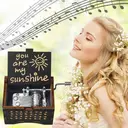 Alphynix Boîte à musique noire 1 pièce « Tu es mon rayon de soleil », cadeau musical à manivelle avec gravure de soleil et motifs de notes, souvenir rétro en bois image 2