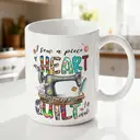 Alphynix 1 Mug blanc 33cl avec citation "Je couds un morceau de mon CŒUR dans chaque COUVRE-LIT" & lettres patchwork, cadeau de Noël ou Thanksgiving sincère pour adeptes du patchwork,Le cadeau de la saint-valentin, cadeau d’anniversaire image 1