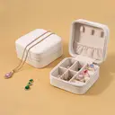 Boîte à Bijoux JU7CER – Coffret de Rangement pour Bijoux Petite Taille pour Femme et Fille – Étui de Voyage pour Boucles d’Oreilles, Colliers et Bagues – Idée Cadeau Mariage image 2