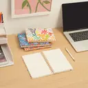 Jubiluu Carnet à spirale A5 à couverture rigide, ligné - 96 feuilles (papier offset 100 g/m²) - avec bande élastique - Carnet règlé crème classique pour écrire, école, bureau et cadeaux - Fleur d’oranger image 4