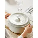 COOKER KING Chuanjia cocotte néerlandaise en fonte émaillée, robuste, chauffe uniforme, maintien de la chaleur longue, ustensile de cuisson, blanc amande, 24 cm image 2