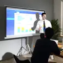 HOMCOM Écran de projection avec trépied pliable 84 pouces 4K HD 4:3, écran vidéoprojecteur réglable en hauteur, idéal pour le home cinéma, les films en intérieur/à l'extérieur image 3