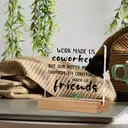 Alphynix 1 pc plaque d'humour de bureau, "Le travail nous a fait devenir collègues, mais nos bouches sales et nos conversations inappropriées nous ont fait devenir amis" Cadeau en acrylique avec base en bois, Cadeau drôle de collègue à ami avec motif de feuille image 2