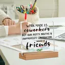 Alphynix 1 pc plaque d'humour de bureau, "Le travail nous a fait devenir collègues, mais nos bouches sales et nos conversations inappropriées nous ont fait devenir amis" Cadeau en acrylique avec base en bois, Cadeau drôle de collègue à ami avec motif de feuille image 4
