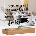 Alphynix 1 pc plaque d'humour de bureau, "Le travail nous a fait devenir collègues, mais nos bouches sales et nos conversations inappropriées nous ont fait devenir amis" Cadeau en acrylique avec base en bois, Cadeau drôle de collègue à ami avec motif de feuille image 1