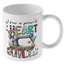 Alphynix 1 Mug blanc 33cl avec citation "Je couds un morceau de mon CŒUR dans chaque COUVRE-LIT" & lettres patchwork, cadeau de Noël ou Thanksgiving sincère pour adeptes du patchwork,Le cadeau de la saint-valentin, cadeau d’anniversaire image 3