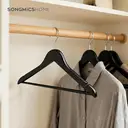 SONGMICSHOME  20-delige Kledinghangers, Houten Kostuumhangers met Antislip Inkepingen, Draaibare Haak voor Kast, Zwart image 4