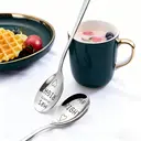 Alphynix 2-teilige Mr & Mrs Right Löffelsammlung, verspieltes Ehepartner-Motiv-Besteck avec "Immer Recht" humorvollen Inschriften, inklusive Aufbewahrungsbeutel,Le cadeau de la saint-valentin, cadeau d’anniversaire image 2