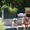 EDA Jardinière VOLCANIA Beige Calcaire  
Double paroi - avec zone de rétention d'eau
Dim. 99,5 x 39,5 x 43,5 cm - Volume 98 L image 3