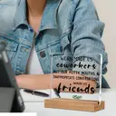Alphynix 1 pc plaque d'humour de bureau, "Le travail nous a fait devenir collègues, mais nos bouches sales et nos conversations inappropriées nous ont fait devenir amis" Cadeau en acrylique avec base en bois, Cadeau drôle de collègue à ami avec motif de feuille image 6