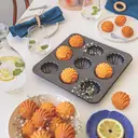 MASTRAD Moule à madeleine en forme de coquille avec revêtement antiadhésif Duramax résistant à la chaleur jusqu’à 230 °C en métal - 28 x 28 cm  image 1
