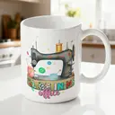 Alphynix 1 Mug blanc 33cl avec jeu de mots "JE SERAI DANS MON atelier" & design machine à coudre vintage, cadeau de Noël ou Thanksgiving fantaisiste pour artisans créatifs,Le cadeau de la saint-valentin, cadeau d’anniversaire image 1