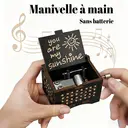 Alphynix Boîte à musique noire 1 pièce « Tu es mon rayon de soleil », cadeau musical à manivelle avec gravure de soleil et motifs de notes, souvenir rétro en bois image 3