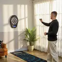 SPORTNOW Cible de Fléchettes Électronique, Jeu de Fléchettes Électronique lumineuse avec écran LED surdimensionné rechargeable, 6 projectiles, 24 pointes, 34 jeux, 2235 variantes, pour 8 joueurs image 1