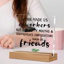 Alphynix 1 pc plaque d'humour de bureau, "Le travail nous a fait devenir collègues, mais nos bouches sales et nos conversations inappropriées nous ont fait devenir amis" Cadeau en acrylique avec base en bois, Cadeau drôle de collègue à ami avec motif de feuille image 3