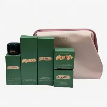 LA MER Reise-Pflegeset (The Essence Foaming Cleanser 30 ml + The Hydrating Infused Emulsion 5 ml + Crème de la Mer 7 ml + The Concentrated Recovery Cream 7 ml + The Treatment Lotion 15 ml + The Eye Concentrate 3 ml, mit pinkfarbenem Kosmetiktäschchen)