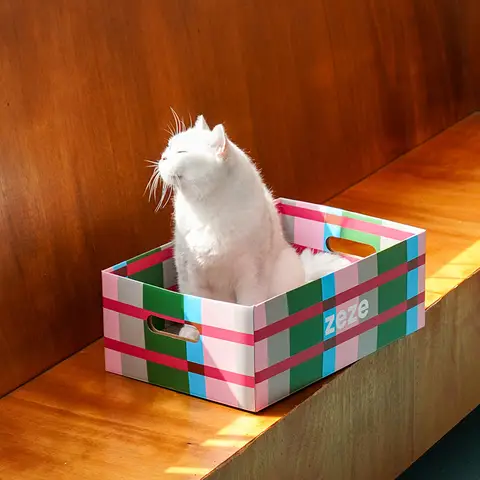 ZEZE Large Plaid Cat House Green Pink, with Scratcher, Enclosed Cat Cave Bed