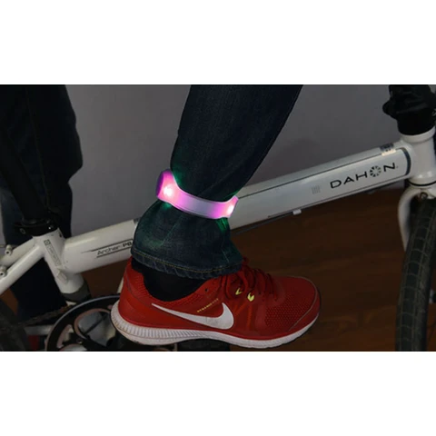 Bande de course LED 18cm 

Bracelet de course réfléchissant ajustable en silicone avec LED, étanche et lumineux dans le noir pour la course à pied