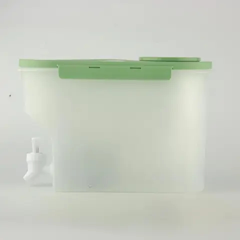 Refrigerator sealed cold water bottle
