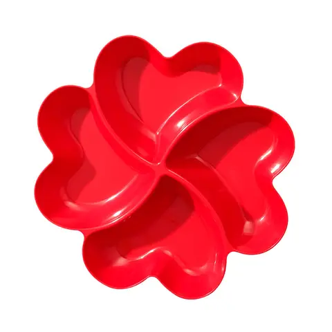 Rotes Kunststoff-Geschirr für Neujahr, bruchsicher und leicht, ideal für Partys, Familienessen und besondere Anlässe  
Rotes Kunststoff-Tablett mit 4 Fächern, 28x28x3,5cm, Servierplatte aus PP-Material zur Lebensmittelorganisation