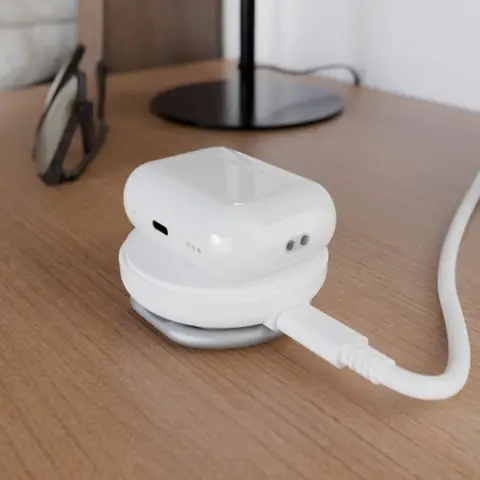 Hyper® Hyperjuice® Qi2 2-in-1 Magnetic Charging Stand - White