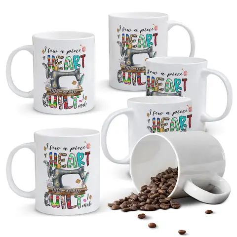 Alphynix 1 weiße Tasse 33cl mit "Ich nähe ein Stück meines HERZENS in jede DECKE" Spruch & Patchwork-Buchstaben, herzliches Weihnachts- oder Thanksgiving-Geschenk für Quilter,Geschenk zum valentinstag, geschenk zum geburtstag