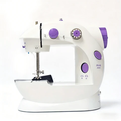 IAGREEA Machine à coudre électrique portable, mécanique, pratique, 6 V, 1 A, 1 bobineuse, 1 bobineuse vide, 1 aiguille de rechange et 1 appareil d’ajutage, peut être alimentée sur secteur ou via une batterie de 4 piles AA, avec pédale, pour un usage domestique, Cadeau idéal pour la Fête des Mères, Noël, Halloween, etc. Cadeau merveilleux pour une fille, une mère, une grand-mère, une belle-mère