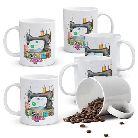 Alphynix Mug blanc avec citation humoristique « I'll Be In My Office » et machine à coudre colorée - 33 cl